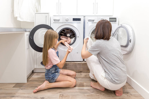 Dívka pomáhající matce v prádelně - Fotografie, Obrázek