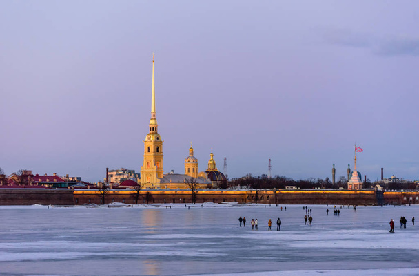 Αξιοθέατα της Αγίας Πετρούπολης. Ποταμός Νεβά και Φρούριο Πέτρου και Παύλου, όμορφη χειμερινή θέα, Αγία Πετρούπολη, Ρωσία - Φωτογραφία, εικόνα