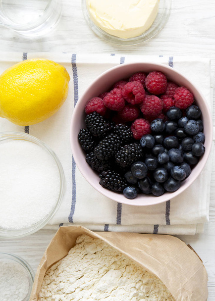Raw ingredients: berries, lemon, flour, sugar, salt, water for c - Foto, immagini