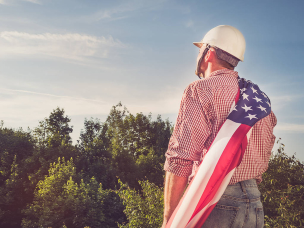 Mérnök egy fehér sisak és amerikai zászló - Fotó, kép