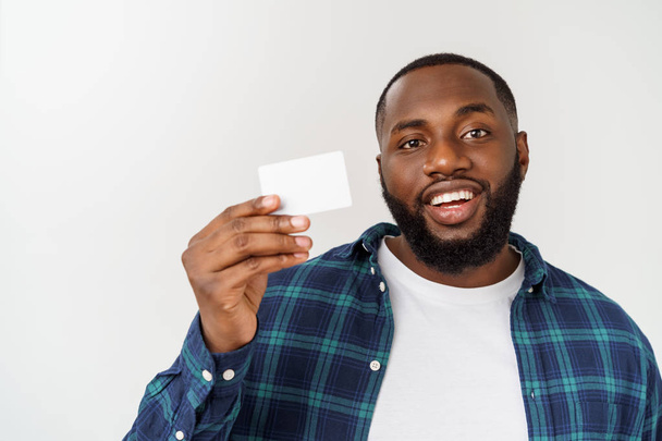 Της επιχειρηματικής ιδέας - Happy όμορφος επαγγελματική Αφρικανικός Αμερικανός επιχειρηματίας δίνοντας κάρτα όνομα πελάτη - Φωτογραφία, εικόνα