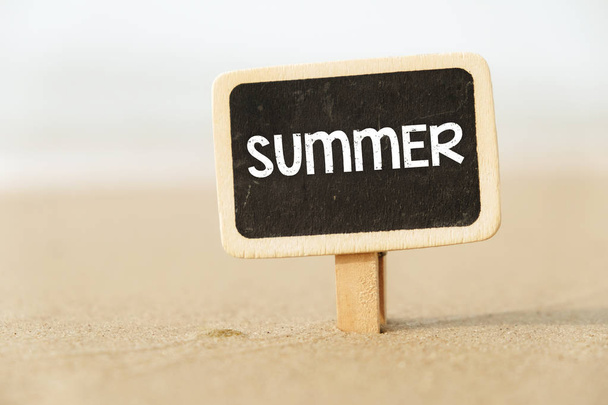 letrero con letras de verano en arena mojada, primer plano
 - Foto, imagen