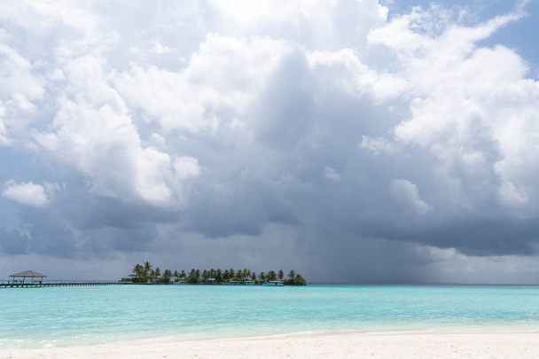 Laaja hiekkaranta trooppisella saarella Malediiveilla
 - Valokuva, kuva