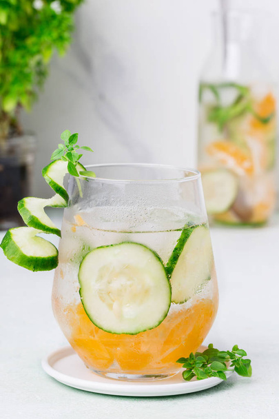 Fresh lemonade with mandarin and cucumber - Foto, Imagen