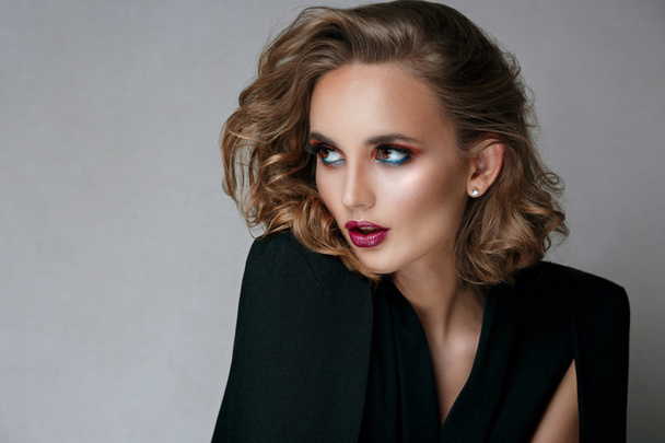 Módní portrét luxusní bruneté dívky s jasným make-upem - Fotografie, Obrázek