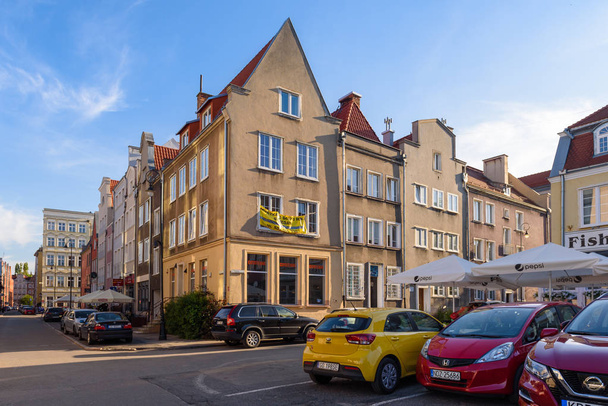 Gdansk, Polonya - 22 Haziran 2019: Tarihi Gdansk Mimarisi, Targ Rybny Street. Avrupa. - Fotoğraf, Görsel
