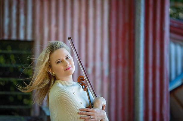 Krásná mladá žena Hučila své starožitné housle - Fotografie, Obrázek