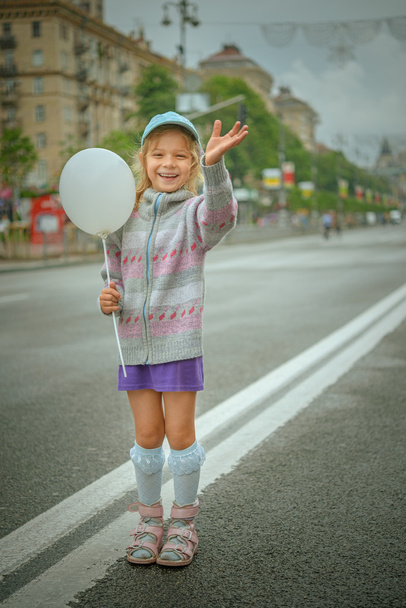 krásná holčička s bílým balónem - Fotografie, Obrázek