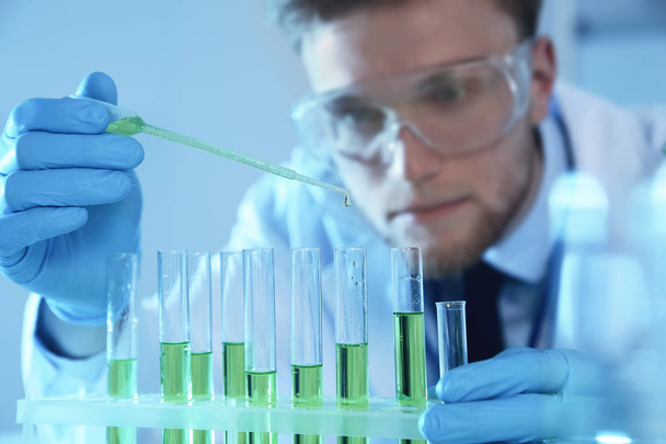 Male scientist working with sample in chemistry laboratory - Foto, immagini