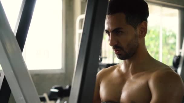 muskulöser Mann beim Rückentraining im Fitnessstudio - Filmmaterial, Video