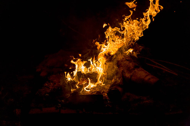 Lagerfeuer in der Nacht für Hintergründe und Kompositionen - Foto, Bild