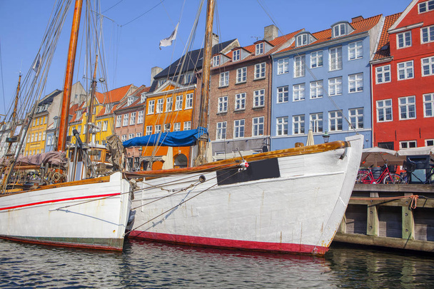  コペンハーゲンのボート付きニューヘイブン運河 - 写真・画像