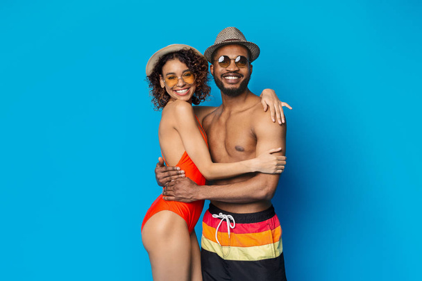 Coppia afroamericana innamorata che abbraccia il blu
 - Foto, immagini