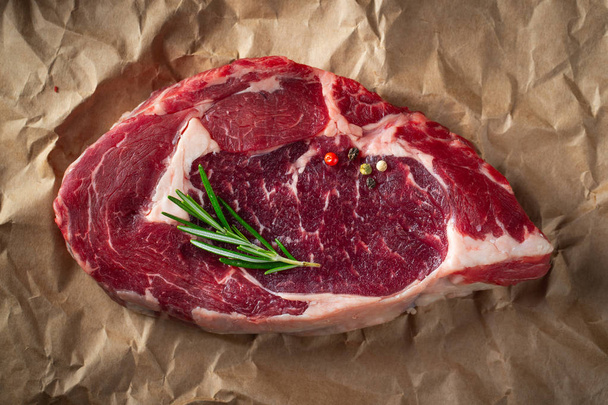Syrové hovězí steak s bylinkami a kořením na papíře. Pohled shora. Plochá ležela - Fotografie, Obrázek