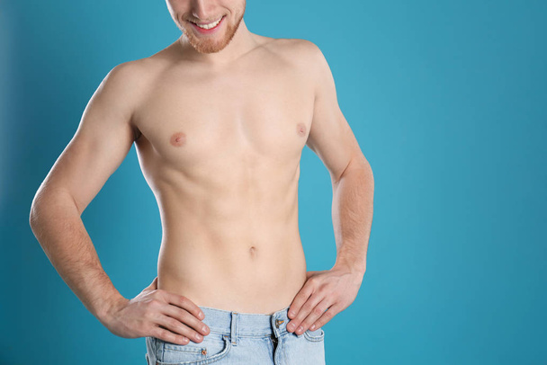 Man with slim body on color background, closeup. Space for text - Fotografie, Obrázek