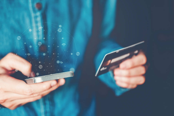 Интернет-банкинг бизнесмен с помощью смартфона с кредитной картой Фин
 - Фото, изображение