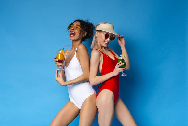 Mujeres positivas millennial amigos disfrutando de cócteles de verano
 - Foto, imagen