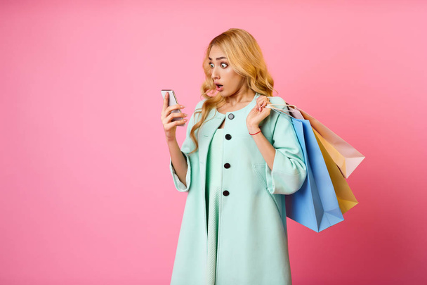 Unreal Sale. Shocked Girl Looking At Phone - Foto, Imagen