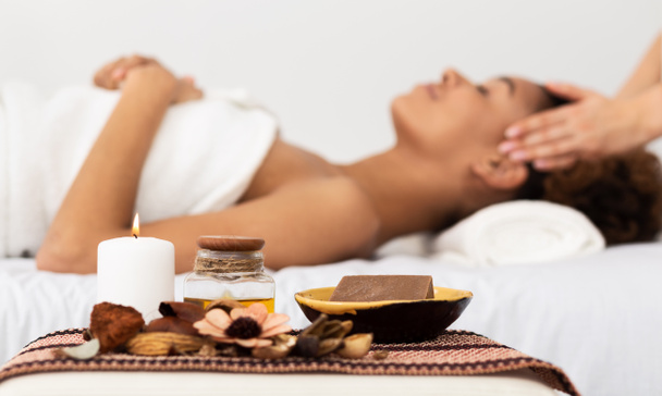 Aroma Spa. Afro Femme bénéficiant d'un massage du visage dans un spa de luxe
 - Photo, image