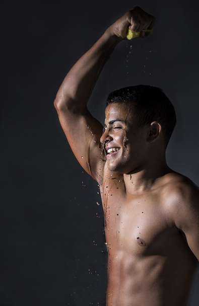 jonge atleet afkoelt met water - Foto, afbeelding