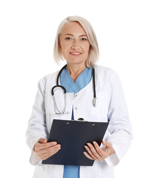 Retrato de médico feminino com área de transferência isolada em branco. Pessoal médico
 - Foto, Imagem