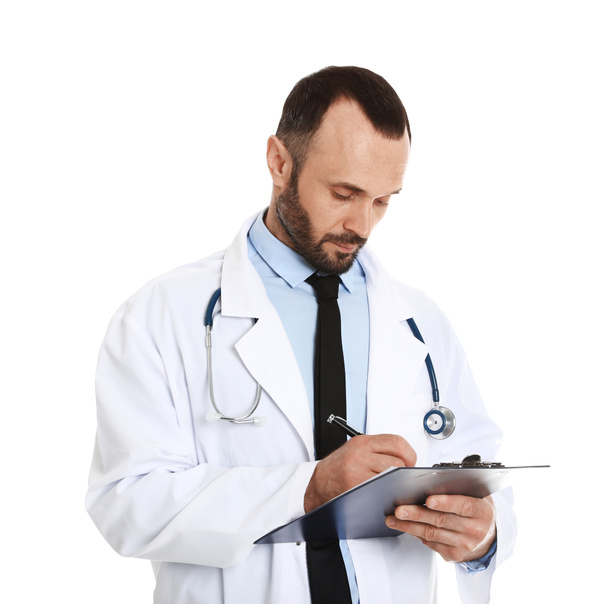 白で隔離されたクリップボードを持つ男性医師の肖像画。医療スタッフ - 写真・画像