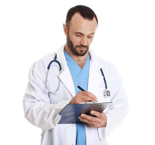 Porträt eines männlichen Arztes mit Klemmbrett isoliert auf weiß. medizinisches Personal - Foto, Bild