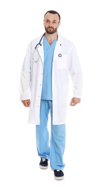 Täyspitkä muotokuva mies lääkäri eristetty valkoinen. Lääkintähenkilöstö
 - Valokuva, kuva