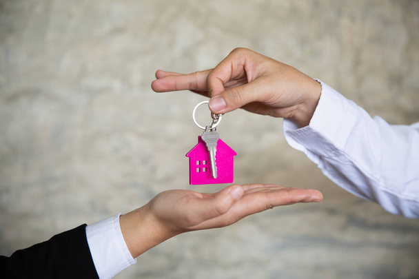 Realitní agent drží klíče od domu svému klientovi po podepsání  - Fotografie, Obrázek