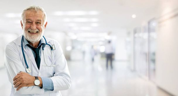 Medico anziano di sesso maschile che lavora in ospedale
. - Foto, immagini