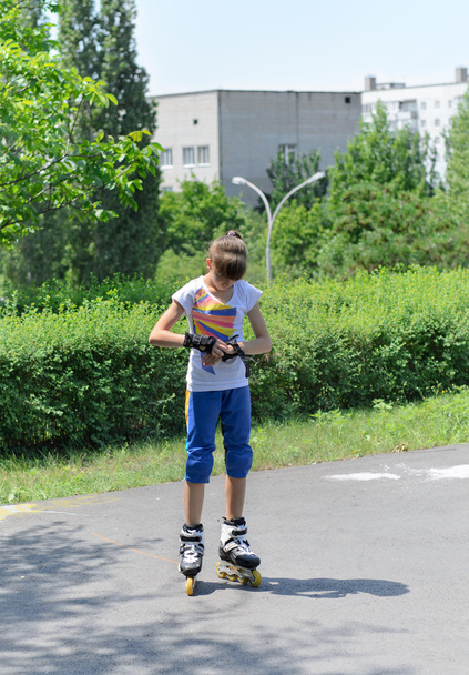 jonge roller skater palm bewakers zetten - Foto, afbeelding