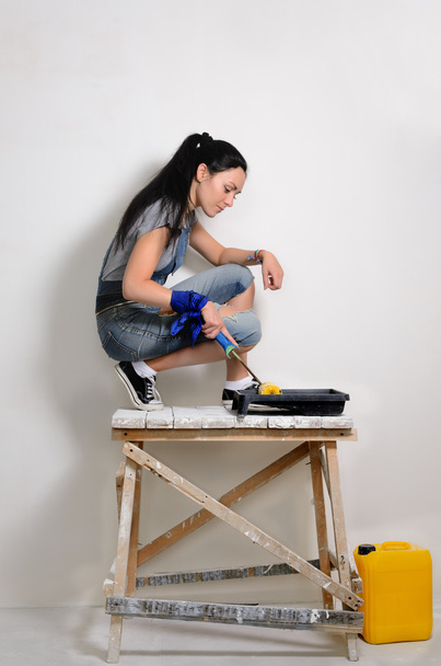 Pratica giovane donna pittura sua hoause
 - Foto, immagini