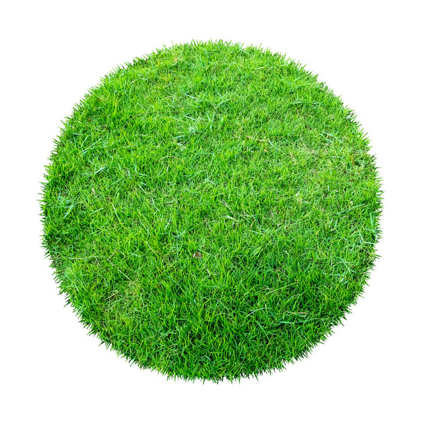 Abstraktní zelená tráva textura pro pozadí. Kruh zelené trávy vzor izolované na bílém pozadí s výstřižkem cesta. - Fotografie, Obrázek