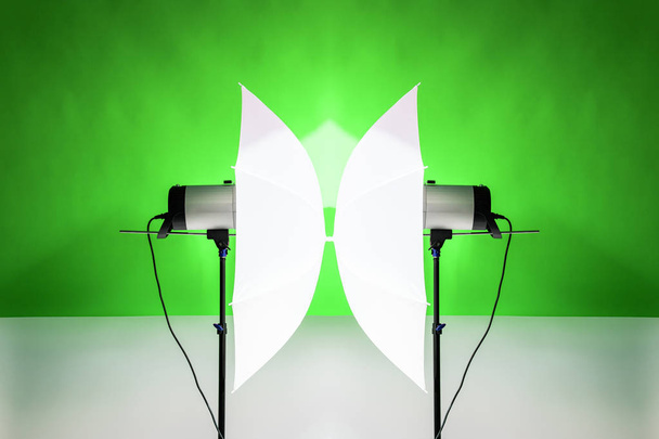 Fotografické studio Flash stroboskop pro světlo a obraz na zelené barvě. Nástroje pro profesionální fotografy pracující ve studiu. - Fotografie, Obrázek