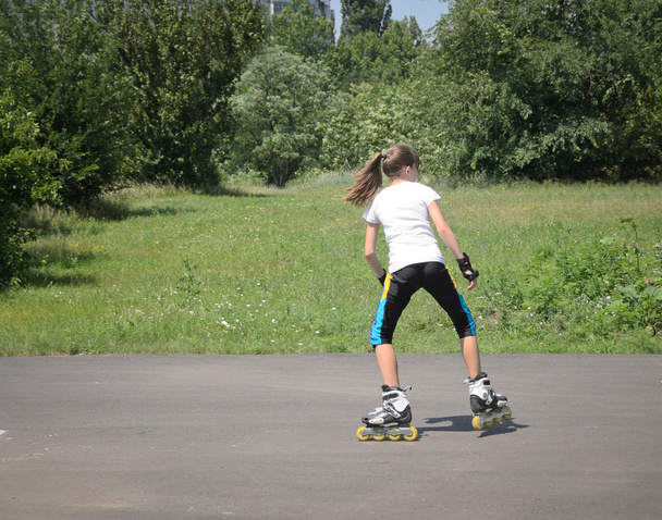 Young girl roller skating - Zdjęcie, obraz