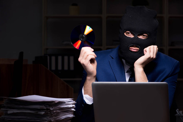 Чоловік співробітник краде інформацію в нічний час в офісі
   - Фото, зображення