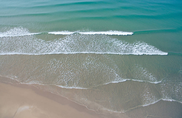 Pohled na krásnou bílou písečnou pláž - Fotografie, Obrázek