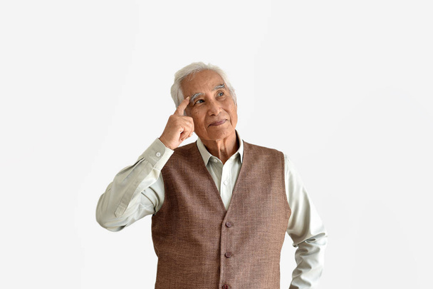 Запутанный и забывчивый пожилой азиат с мыслящим жестом, болезнью Альцгеймера, деменцией когнитивного мозга у пожилого пенсионера, концепция старшего здравоохранения
. - Фото, изображение