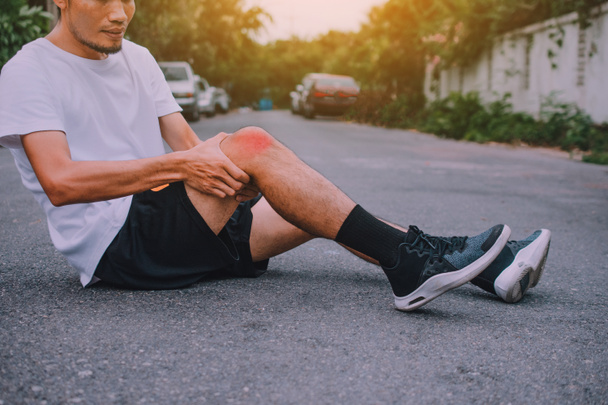 Άνδρες με πόνο στο γόνατο ενώ τζόκινγκ - Φωτογραφία, εικόνα