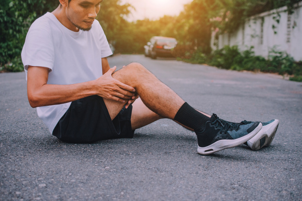 Mężczyźni z bólem kolana podczas joggingu - Zdjęcie, obraz
