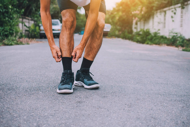 Hombre correr en la calle estar corriendo para el ejercicio, Ejecutar fondo deportivo y primer plano en zapato de correr - Foto, Imagen