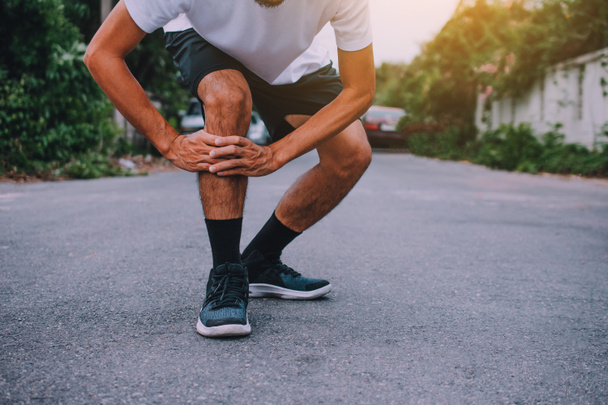 Чоловіки з болем у коліні під час бігу
 - Фото, зображення