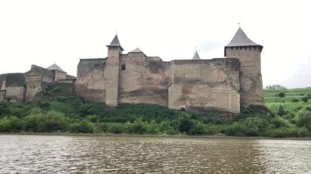 ホーティン城 - ウクライナの壮大な中世の要塞。古代のフォートはドニエスター川のほとりに建てられました。チェルニフティ地方、都市コティン、要塞の遺跡. - 映像、動画