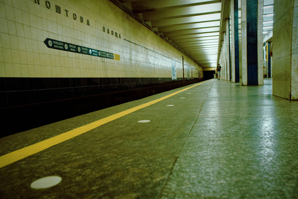 Plate-forme de métro - nuit silencieuse sans personne, concept d'entreprise
 - Photo, image