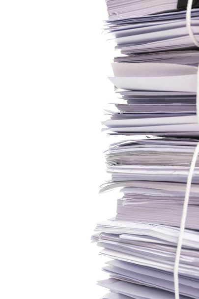 Стопка бизнес-документов, изолированных на белом фоне
 - Фото, изображение