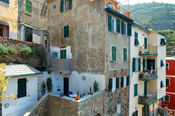Hermosa fachada de edificio en Riomaggiore, Cinque Terre, Italia. Verano Italia paisaje
 - Foto, imagen