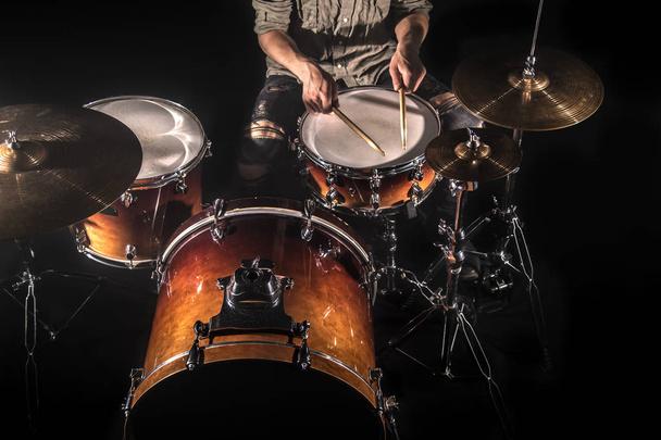 professioneller Schlagzeuger am Schlagzeug auf der Bühne am schwarzen B - Foto, Bild