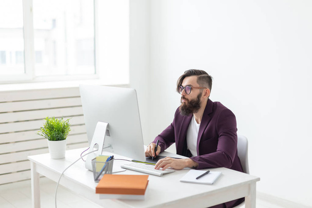 Люди и технологическая концепция - Привлекательный человек с бородой, одетый в фиолетовый пиджак, работающий за компьютером
 - Фото, изображение