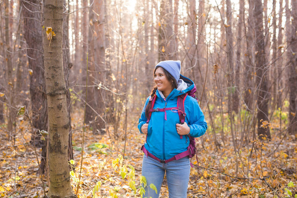 Osób, trasa i charakter koncepcji - kobiece turystycznych spaceru w lesie jesienią - Zdjęcie, obraz