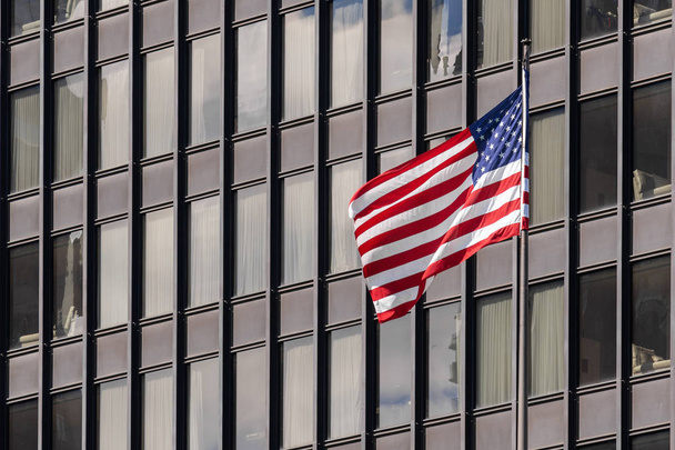 Amerykańskie flagi narodowe nad Chicago budynku Cityscape, Dzień Niepodległości lub 4 lipca koncepcji - Zdjęcie, obraz